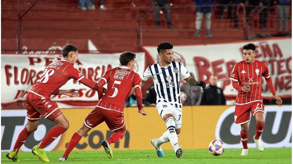 Talleres le ganó a Huracán y postergó el festejo de River