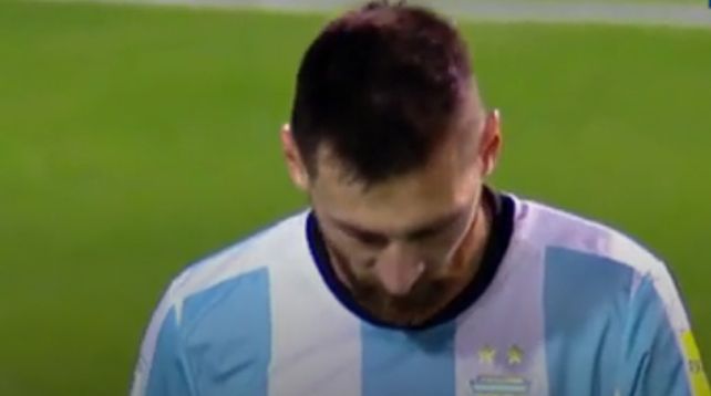 ¿Qué le pasó a Messi? Esto no lo viste nunca