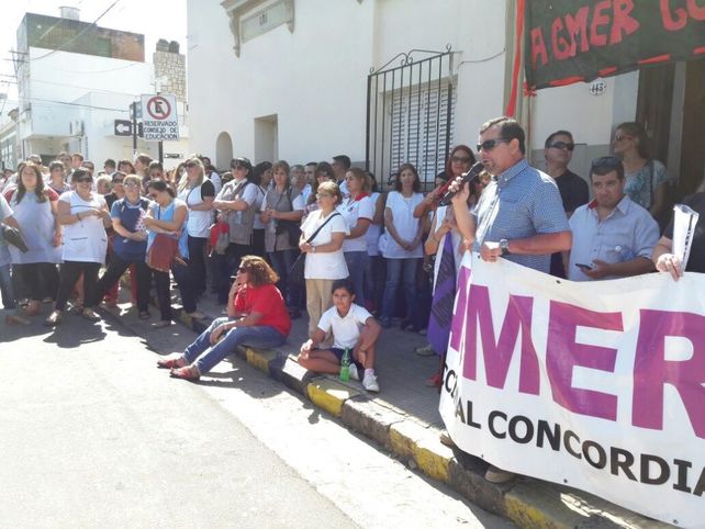 Docentes de Agmer se manifestaron en toda la provincia