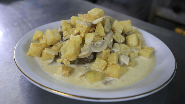 Carne roja con papas a la crema.&nbsp;