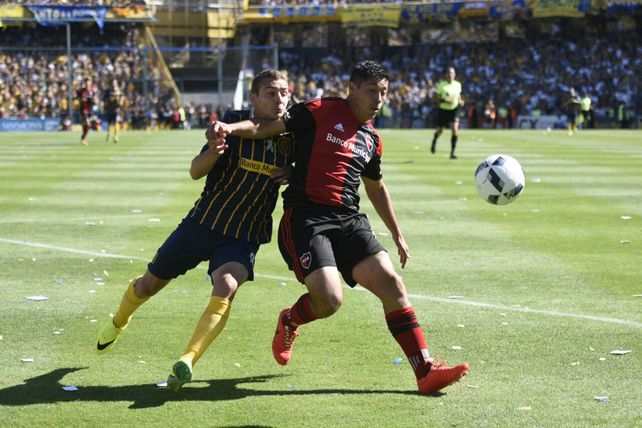 Ruben disputa el balón con Moiraghi. &nbsp;