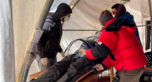 El andinista fallecido mientras era descendido cuando aún estaba con vida por la patrulla de rescate.