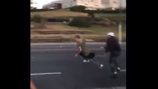 Persecución. El joven agredido intenta escapar