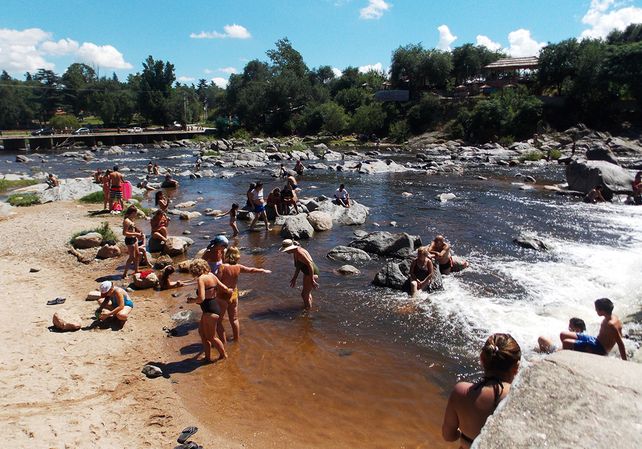 Los ríos de Villa Carlos Paz son visitados por turistas argentinos que eligen Córdoba para vacacionar.