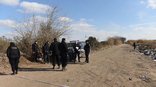 El cuerpo de un joven no identificado apareció asesinado a balazos en inmediaciones de Belgrano y un camino rural en Pérez