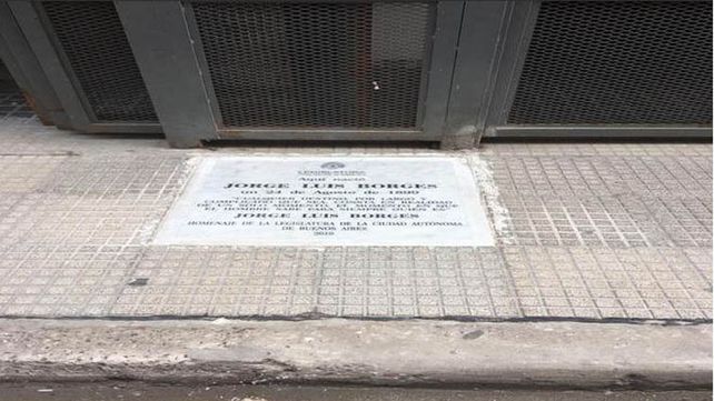 La placa que recuerda al genial escritor.&nbsp;