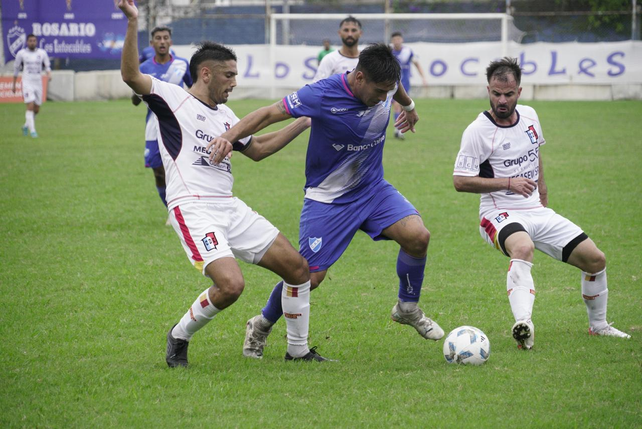 El delantero de Argentino Lucas Molina pelea el balón.