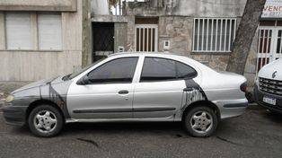 Uno de lo autos que fueron pintarrajeados con negro en French al 1500, barrio Industrial.&nbsp;