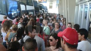 Siguen las quejas por las largas demoras para viajar entre Paraná y Santa Fe