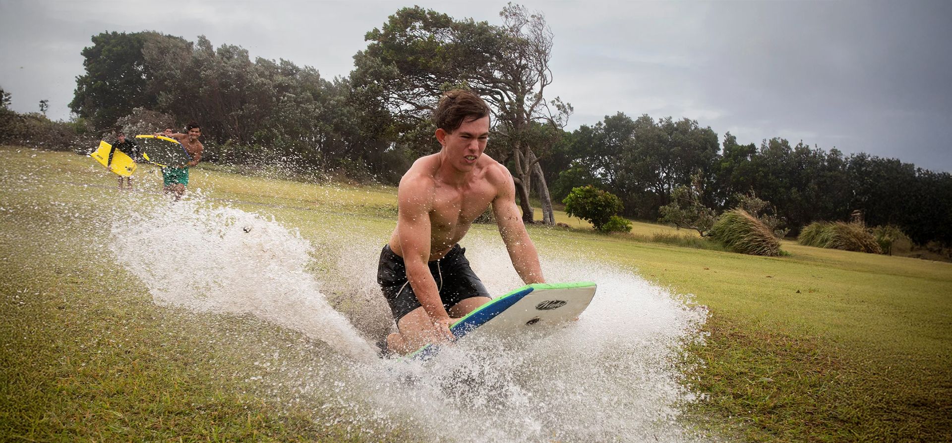 Los residentes disfrutan de las condiciones lluviosas que acompañan al ciclón Alfred montando tablas de boogie en un tramo de césped saturado, Cabeza de Skennars, Australia. Fotografía: David Maurice Smith/The Guardian Los residentes disfrutan de las condiciones lluviosas que acompañan al ciclón Alfred montando tablas de boogie en un tramo de césped saturado, Cabeza de Skennars, Australia. Fotografía: David Maurice Smith/The Guardian