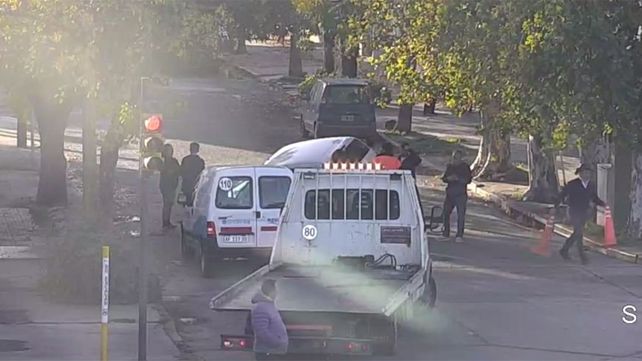 Un auto terminó incrustado en un pozo de Aguas Santafesinas en Sabin y Gorriti