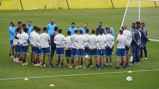 Cristian González dialoga con el plantel. Tiene a casi todos a disposición.