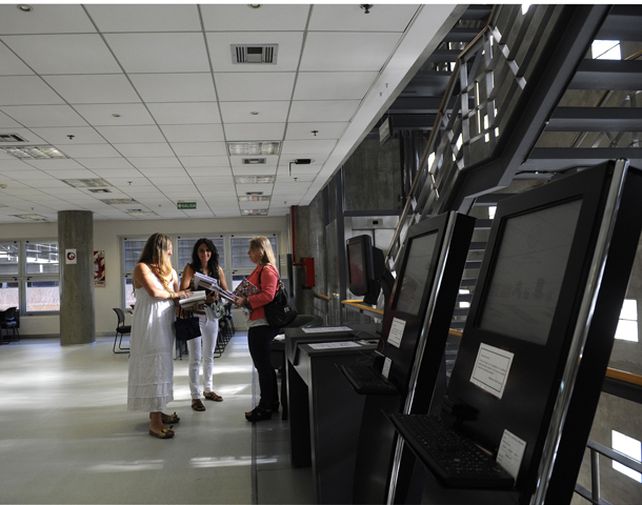 La UCA Rosario ofrece un moderno equipamiento en su biblioteca