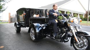 Al cementerio en una Harley-Davidson, un lujo para realmente no disfrutar
