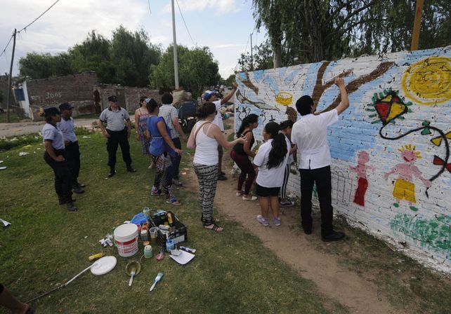 Manos a la obra. Grandes y chicos pintaron la pared que se encuentra en Reconquista y Raúl Tacca.