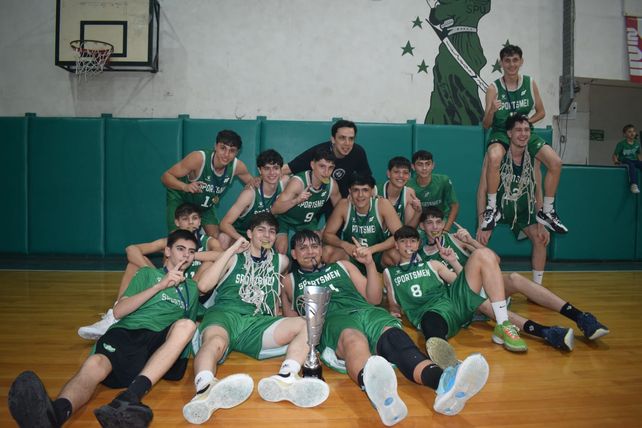 Festejo verde. Sportsmen Unidos se consagró en el U17 masculino en el Nivel A y demostró ser el mejor de su categoría.