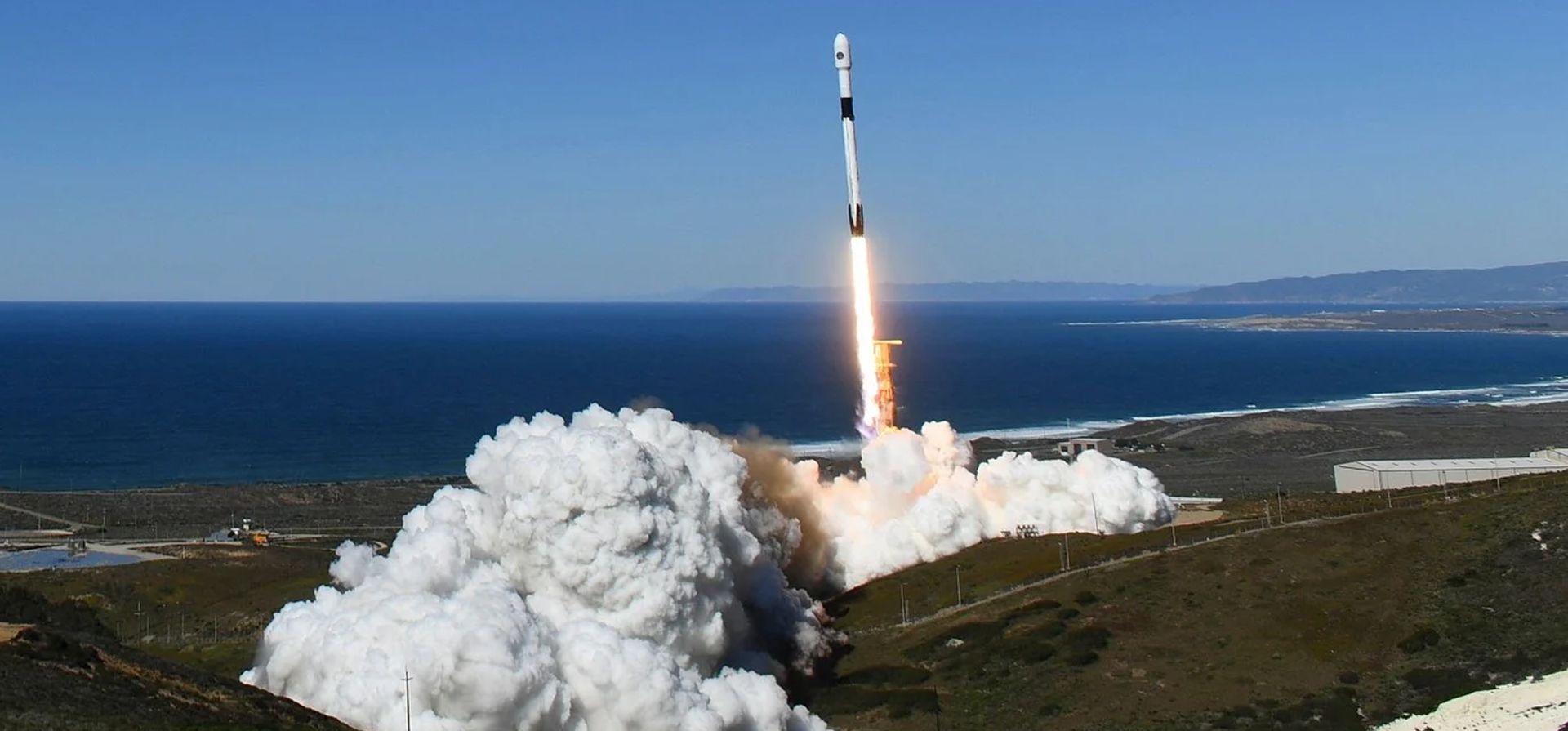 El cohete Falcon 9 de SpaceX (Space Exploration Technologies Corp.) con la carga útil del satélite espía NROL-87 para la Oficina Nacional de Reconocimiento se lanza desde la plataforma de lanzamiento SLC-4E en la Base de la Fuerza Espacial de EE. UU. Vandenberg el 2 de febrero de 2022 en Lompoc, California.