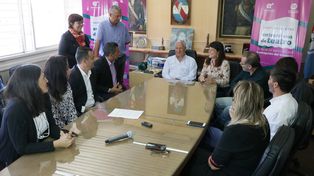 Reunión. El intendente Eduardo Lauritto, la secretaria de Cultura, Carolina Gaillard, y varios funcionarios.