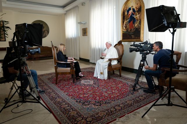 El Papa habla frente a la titular de la agencia argentina Télam