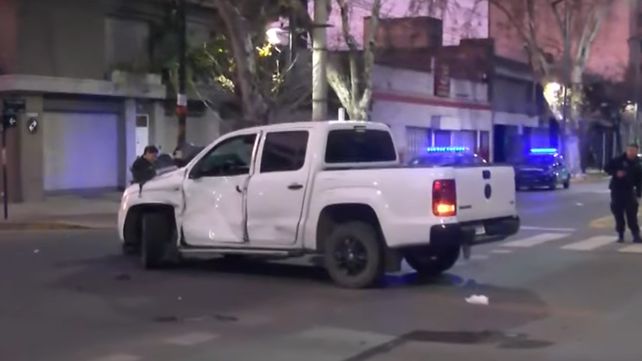 La Volkswagen Amarok quedó detenida entre ambas manos tras el choque.