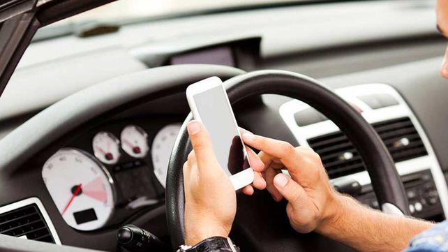 Cada vez más conductores hablan por teléfono o chatean mientras manejan