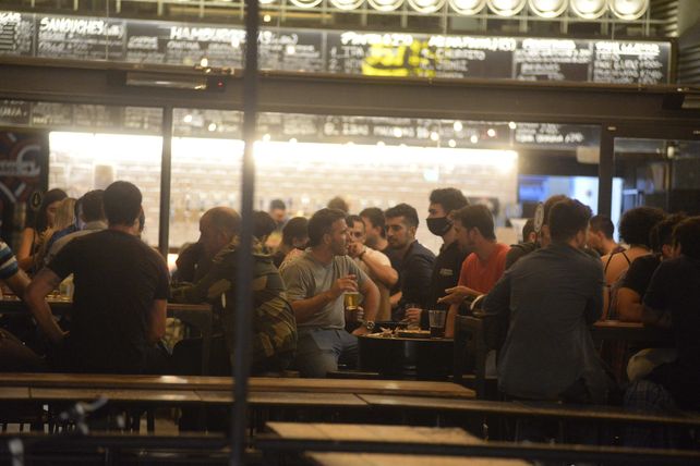 Los especialistas quieren bajar el horario de cierre de bares y restaurantes