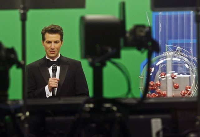 Millones de personas siguieron por televisión la transmisión en vivo del Powerball anoche. (Foto: Reuters)