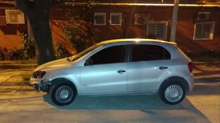 El VW Gol gris hallado en Floduardo Grandoli y Caracas, Nuevo Alberdi. Sería el auto en el que fueron evacuados los sicarios tras descartar el Citroën C3.