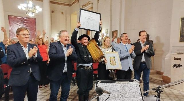 Monchito Merlo recibió el reconocimiento del Senado con evidente emoción y agradeció el acompañamiento del público y su familia.