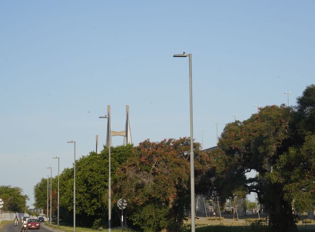 A oscuras. El parque de la Cabecera fue blanco de reiterados robos del alumbrado público.