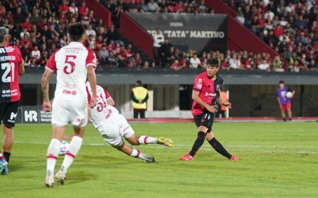 Valentino Acuña define para la apertura de Newells ante Huracán.&nbsp;