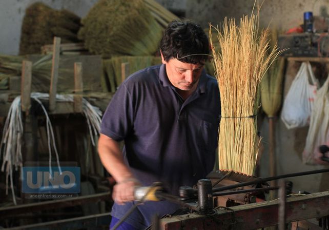 Roberto Miguel López en la escobería.  Foto UNO/Juan Ignacio Pereira