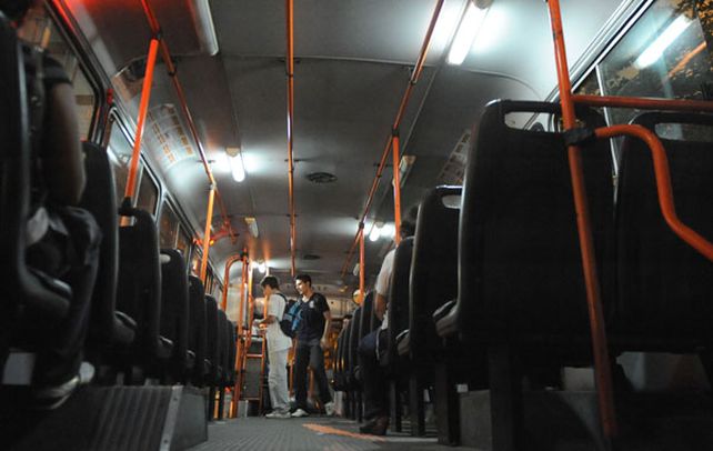 Arriba. El hombre sentenciado tiene 28 años y fue controlado por 20 pasajeros a la altura de Granadero Baigorria. (foto: Sebastián Suárez Meccia)