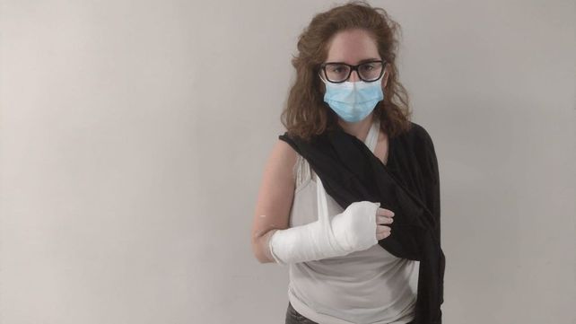 La abogada Celina Tidoni sufrió fractura de un brazo en la represión policial de este jueves.