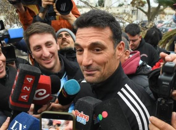 Scaloni volvió a Pujato entre ovaciones de los vecinos: Seguiremos dando batalla