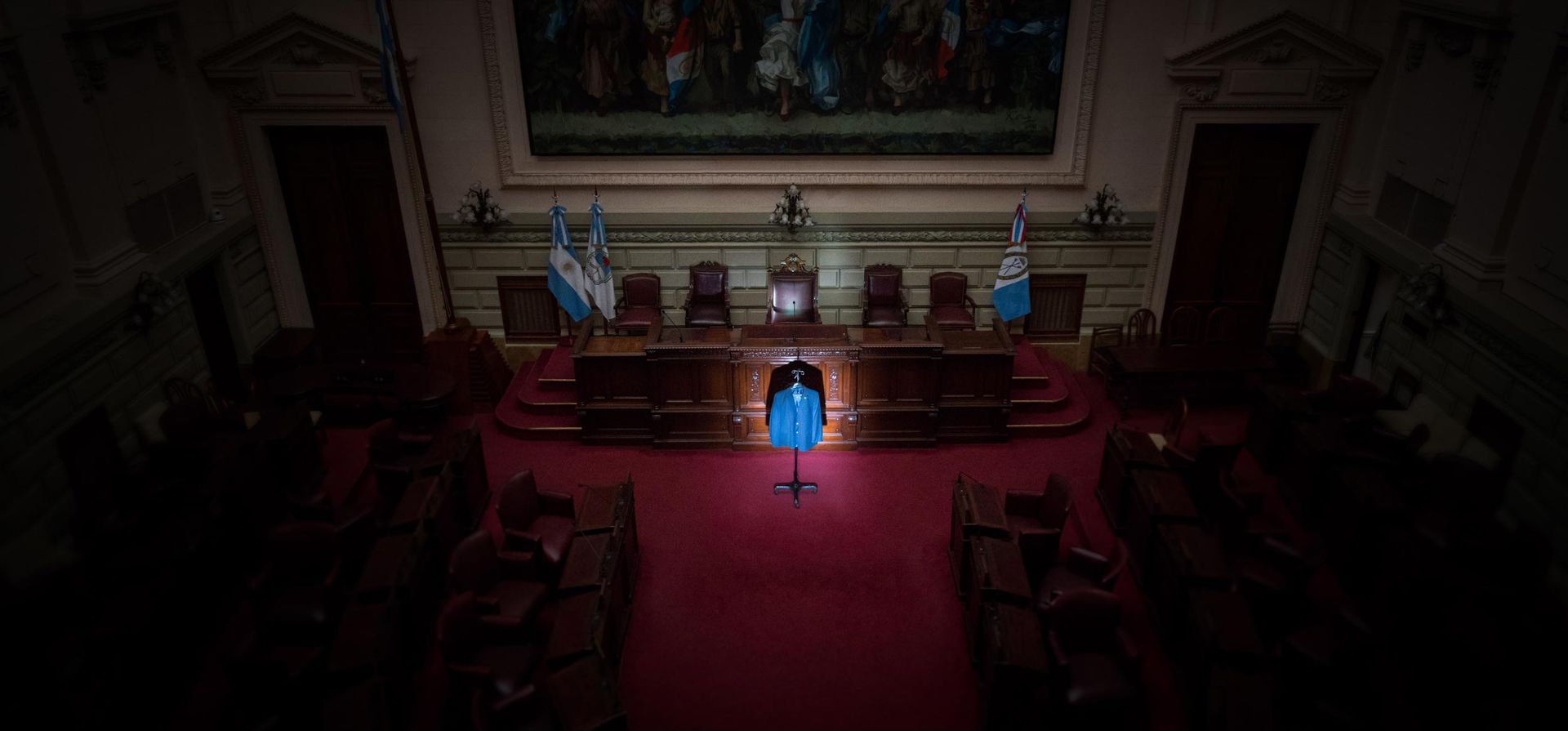 Dos años de pandemia: el político del saco azul
