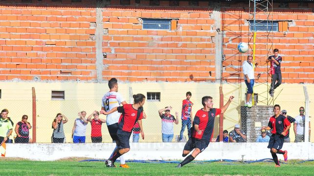 Sebastián Wagner -en el medio- cumplió un buen trabajo en la defensa de Palermo. &nbsp;