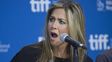 la reaccion de jennifer aniston por el final de brangelina y los memes sobre el karma