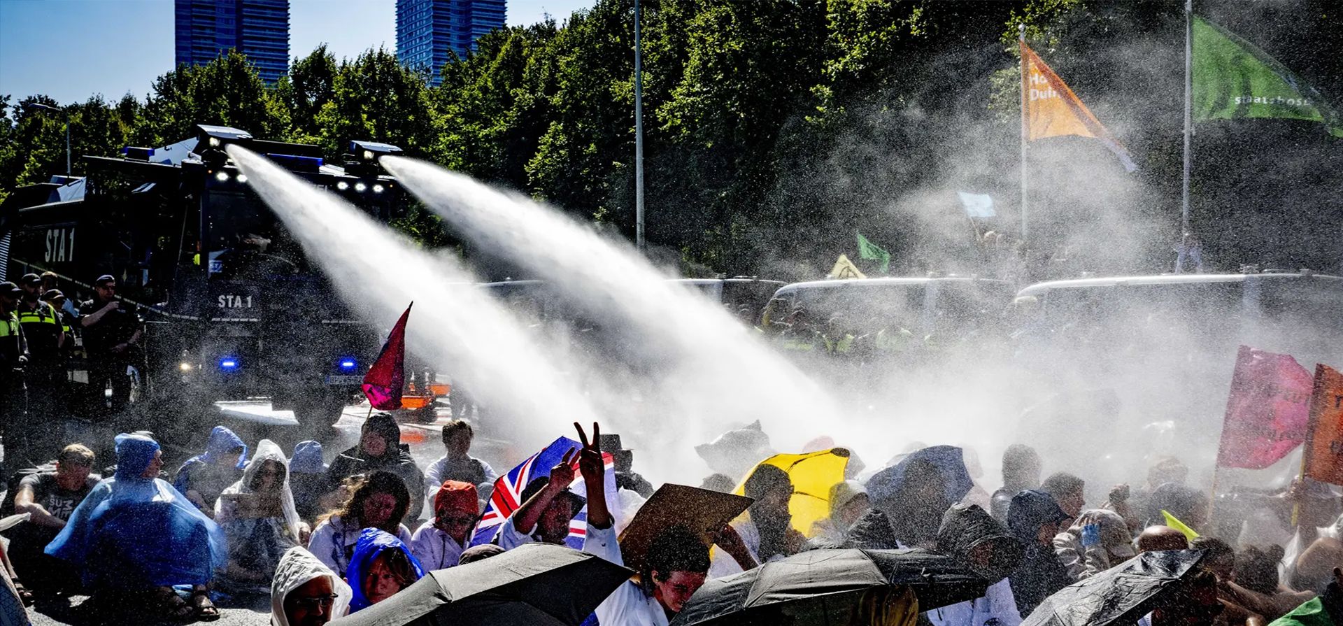 La Haya, Países Bajos. La policía usa cañones de agua durante un séptimo día de protestas de activistas climáticos en la A12. Extinction Rebellion ha dicho que quiere bloquear la carretera todos los días para protestar contra la concesión de subsidios fósiles por parte del gobierno. Fotografía: Robin Utrecht/EPA La Haya, Países Bajos. La policía usa cañones de agua durante un séptimo día de protestas de activistas climáticos en la A12. Extinction Rebellion ha dicho que quiere bloquear la carretera todos los días para protestar contra la concesión de subsidios fósiles por parte del gobierno. Fotografía: Robin Utrecht/EPA