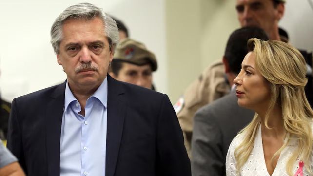 Mientras el expresidente reclama a la Justicia que su hijo vuelva a la Argentina