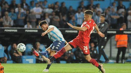 Ayrton Lucas of Flamengo heads the ball against Matias Rojas of