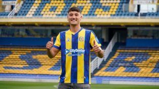 Alejo Veliz posó con la camiseta de Central en el Gigante de Arroyito.