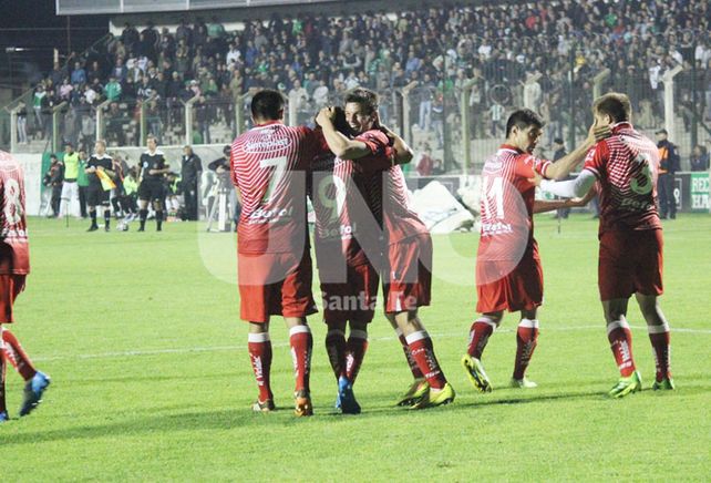 Duró poco. El Tate se lo empató a Sarmiento con un golazo de Gamba