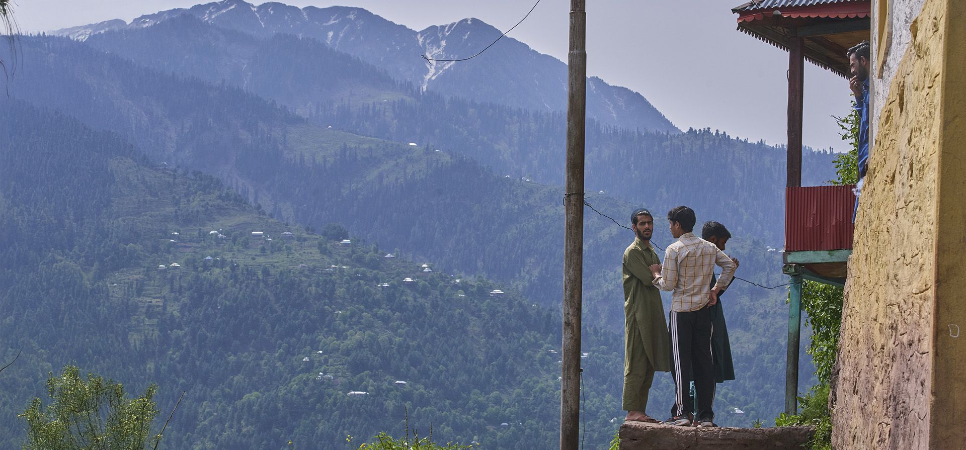 Un aldeano cachemir se encuentra frente a su casa, con el telón de fondo de las aldeas de la Cachemira controlada por Pakistán, en la aldea de Churunda, cerca de la Línea de Control, al norte de Srinagar, en la Cachemira india, el viernes 2 de mayo de 2025. (Foto AP/Dar Yasin) Un aldeano cachemir se encuentra frente a su casa, con el telón de fondo de las aldeas de la Cachemira controlada por Pakistán, en la aldea de Churunda, cerca de la Línea de Control, al norte de Srinagar, en la Cachemira india, el viernes 2 de mayo de 2025. (Foto AP/Dar Yasin)