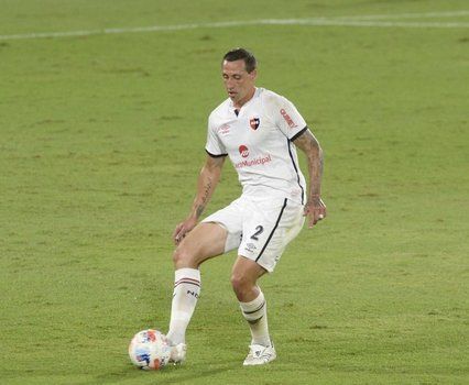 Cristian Lema. El Sicario es el último hombre de la línea de fondo. 