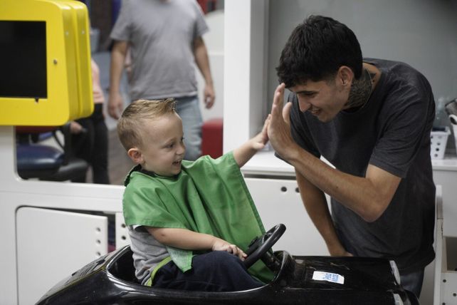 Desde bebés recién nacidos hasta niños y pre adolescentes eligen cortarse el pelo en los locales que tiene la cadena.