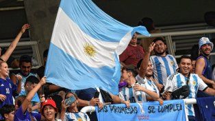 Goleada y fiesta de los hinchas argentinos