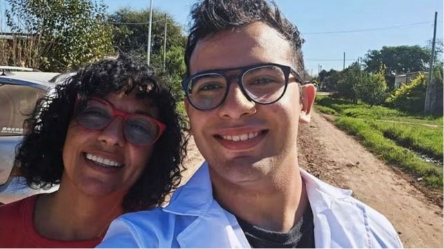 César Sena junto a su madre Marcela Acuña.&nbsp;