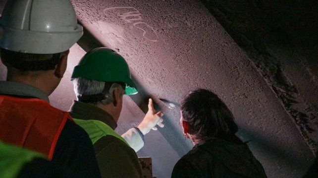 Se llevan adelante el sellado de juntas entre tubos con material hidroactivo en el Túnel Subfluvial. Se llevan adelante el sellado de juntas entre tubos con material hidroactivo en el Túnel Subfluvial.