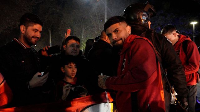 Ever Banega firma autógrafos ante los hinchas que lo fueron a recibir a Mendoza. Newell’s inicia un nuevo torneo